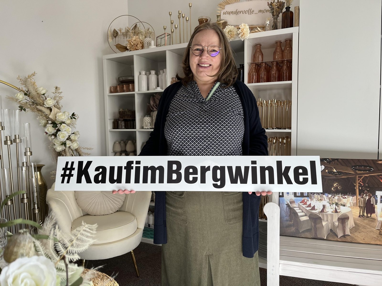 Deko Fuchs mit dem Schild #KaufimBergwinkel