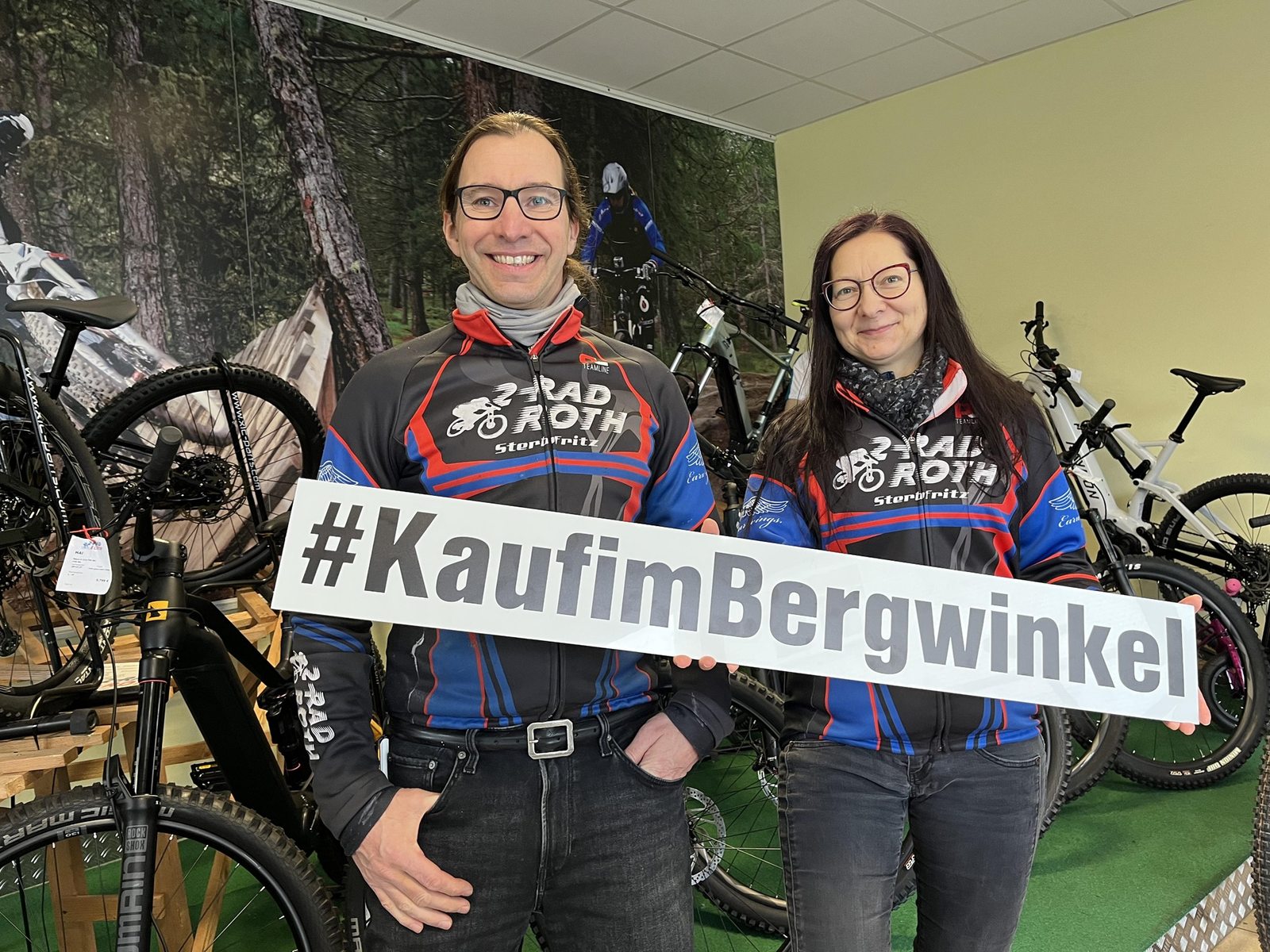 Zweirad Roth / Metallbau Roth mit dem Schild #KaufimBergwinkel