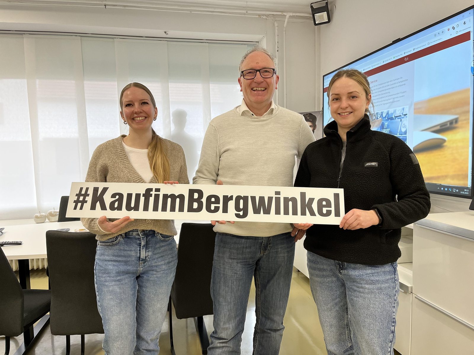 Hölzer Kommunikation mit dem Schild #KaufimBergwinkel