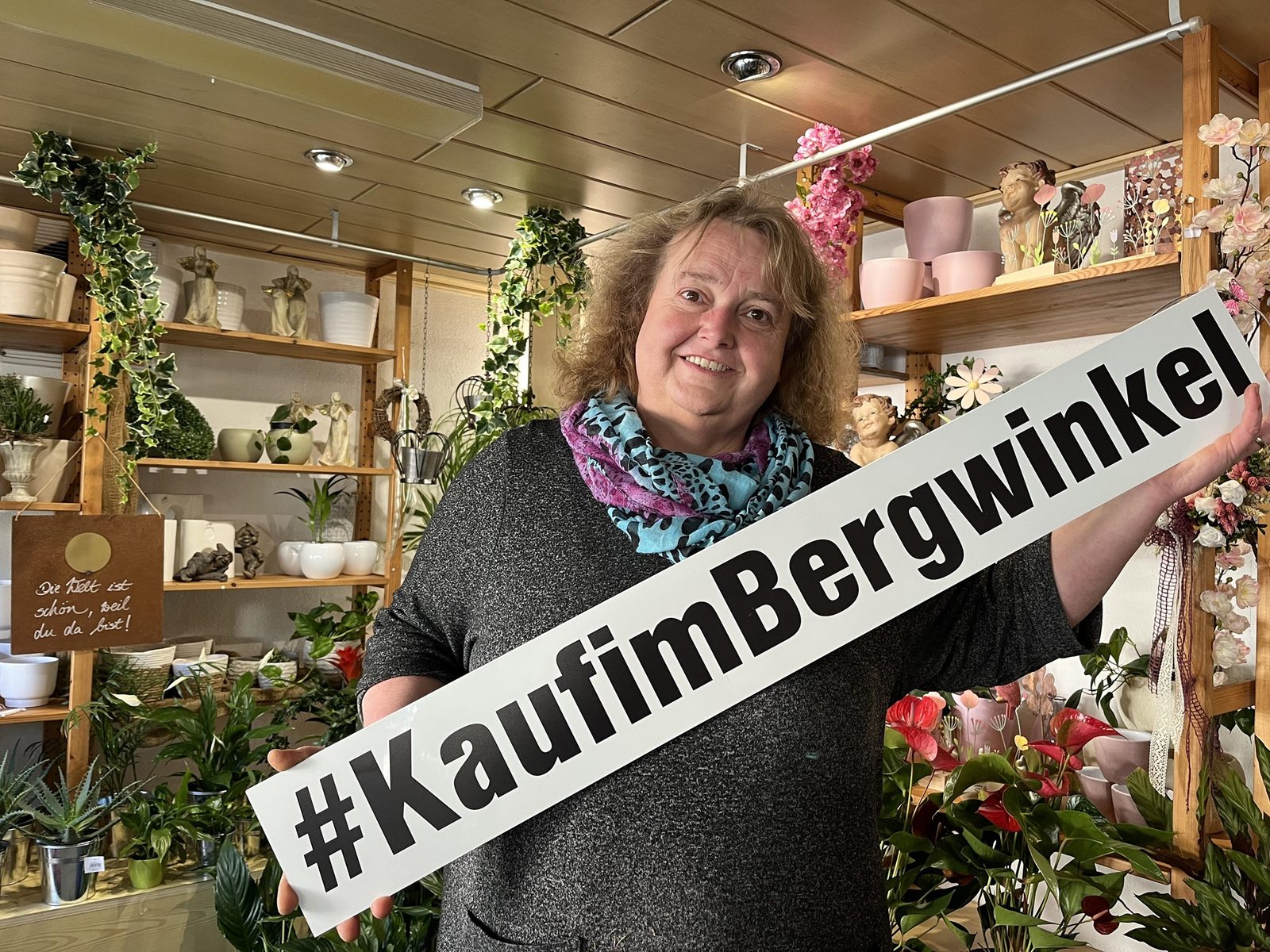 Karina's Blumenladen mit dem Schild #KaufimBergwinkel