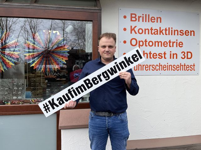 Optik Müller mit dem Schild #KaufimBergwinkel