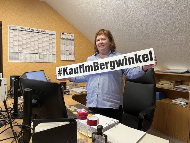 Büro Alexandra Cichon mit dem Schild #KaufimBergwinkel