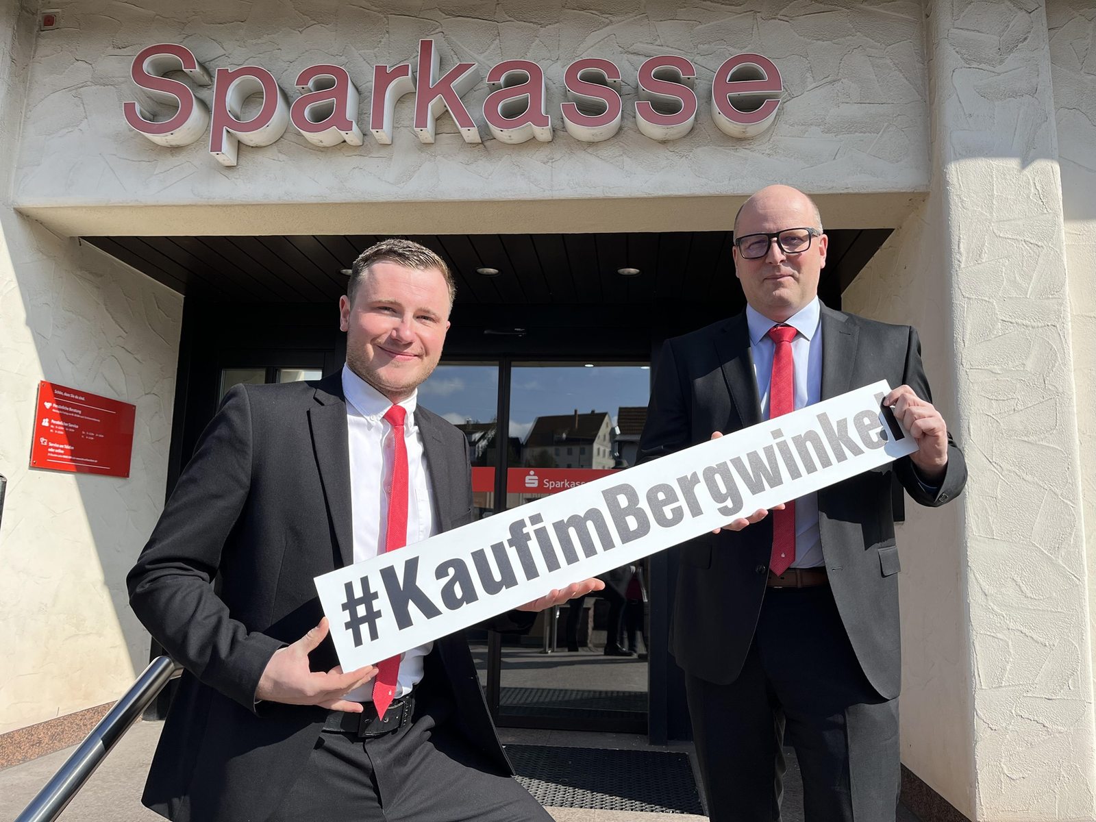 Kreissparkasse mit dem Schild #KaufimBergwinkel