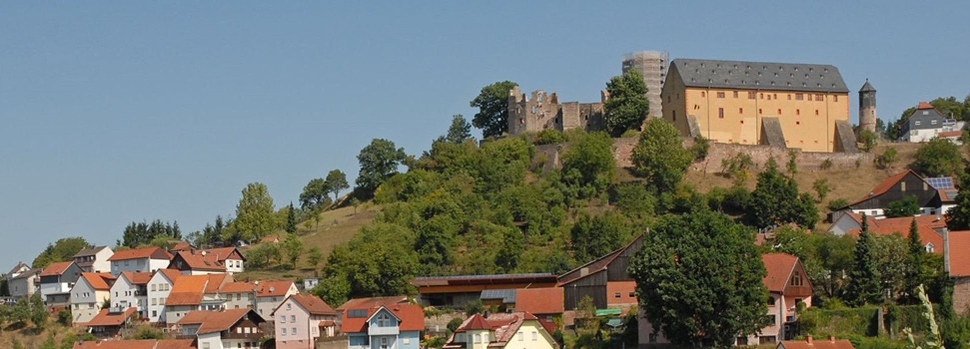 Burg Schwarzenfels über dem Ortsteil